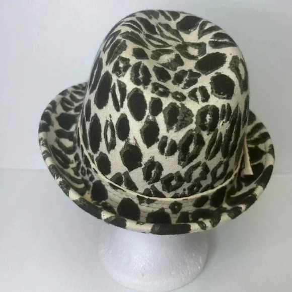 🖤”Kirna Zabete” 100% Wool Fedora Cream w/ Black/Gray Kiss Print 💋 - Picture 4 of 13